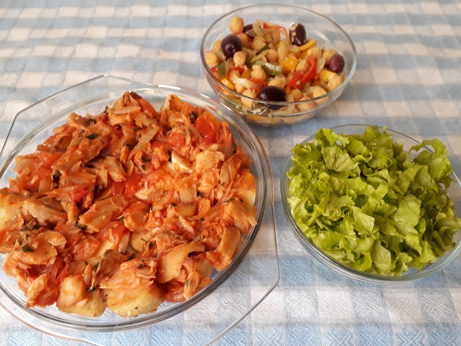 SALADA DE BACALHAU E SALADA DE GRÃO DE BICO