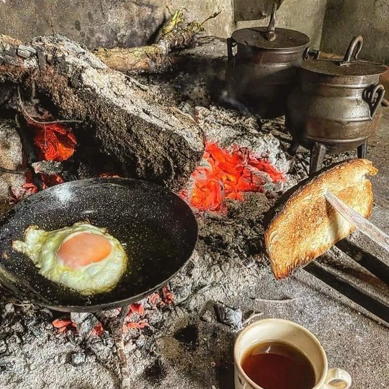 Nas Brasas do Tempo: O Sabor Eterno das Lareiras Alentejanas