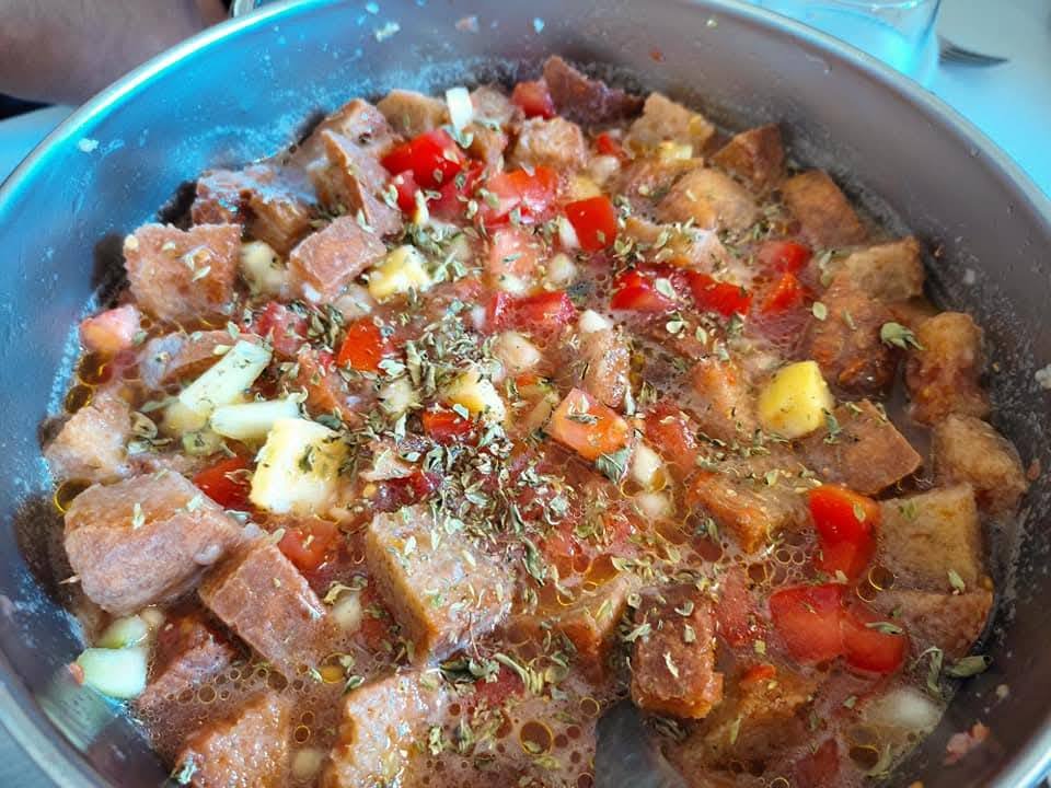 Caspachinho à Alentejana com Peixe Frito — Um Banquete Fresquinho!