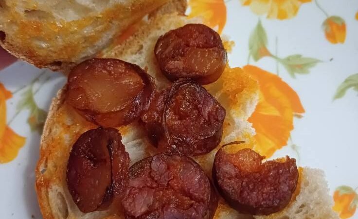 Pão com chouriço frito – Um pedaço do céu com sabor a terra