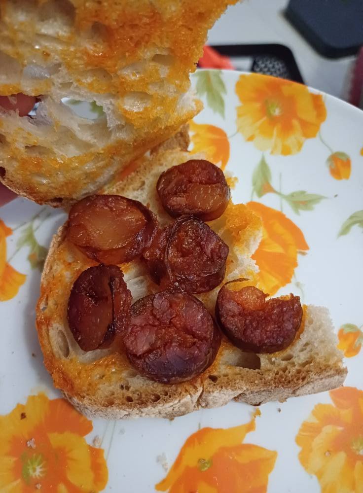 Pão com chouriço frito – Um pedaço do céu com sabor a terra