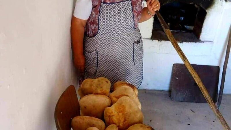 Receita Tradicional de Pão Alentejano em Forno de Lenha
