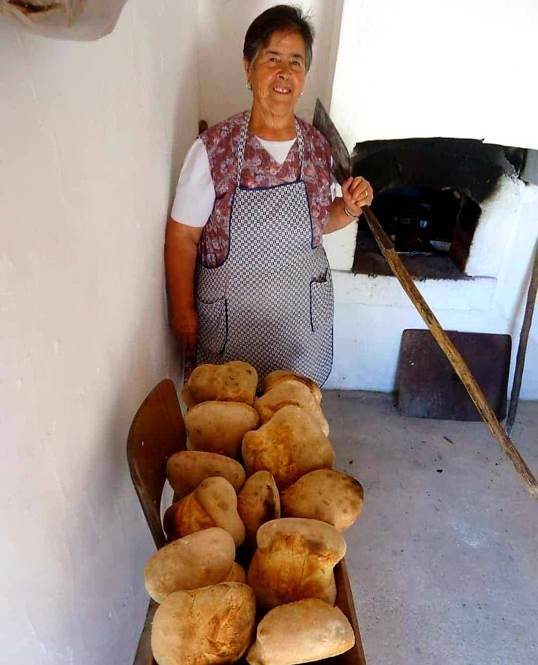 Receita Tradicional de Pão Alentejano em Forno de Lenha