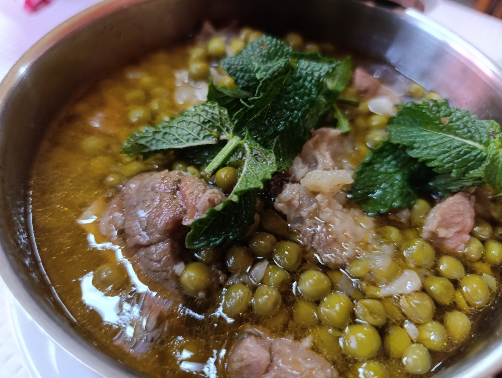 Borreguinho com Ervilhas – Um Clássico do Sabor Alentejano