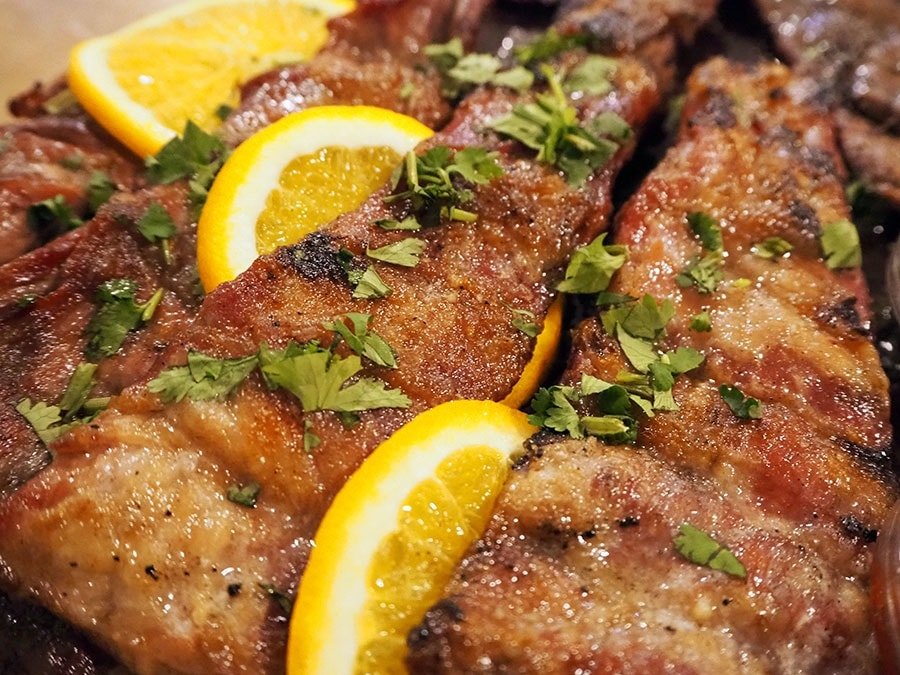 Lagartos Grelhados com Migas de Espargos – O Sabor do Alentejo na Brasa