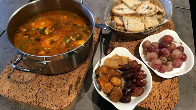 SOPA DE TOMATE COM ENCHIDOS, OVO ESCALFADO E UVAS/FIGOS