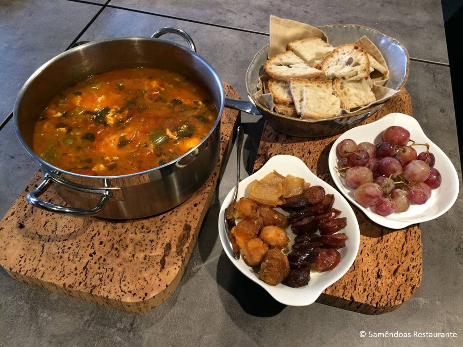 SOPA DE TOMATE COM ENCHIDOS, OVO ESCALFADO E UVAS/FIGOS