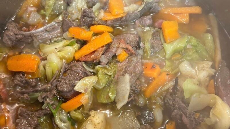 LEBRE COM FEIJÃO E COUVE CORAÇÃO