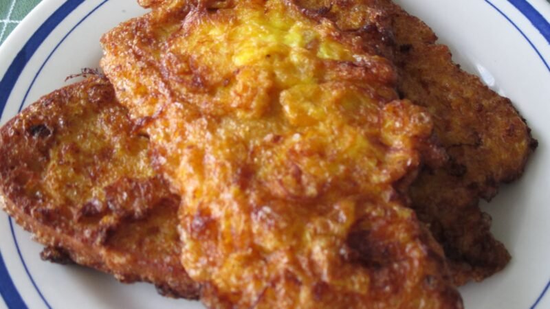 Fatias de ovo e café de cafeteira