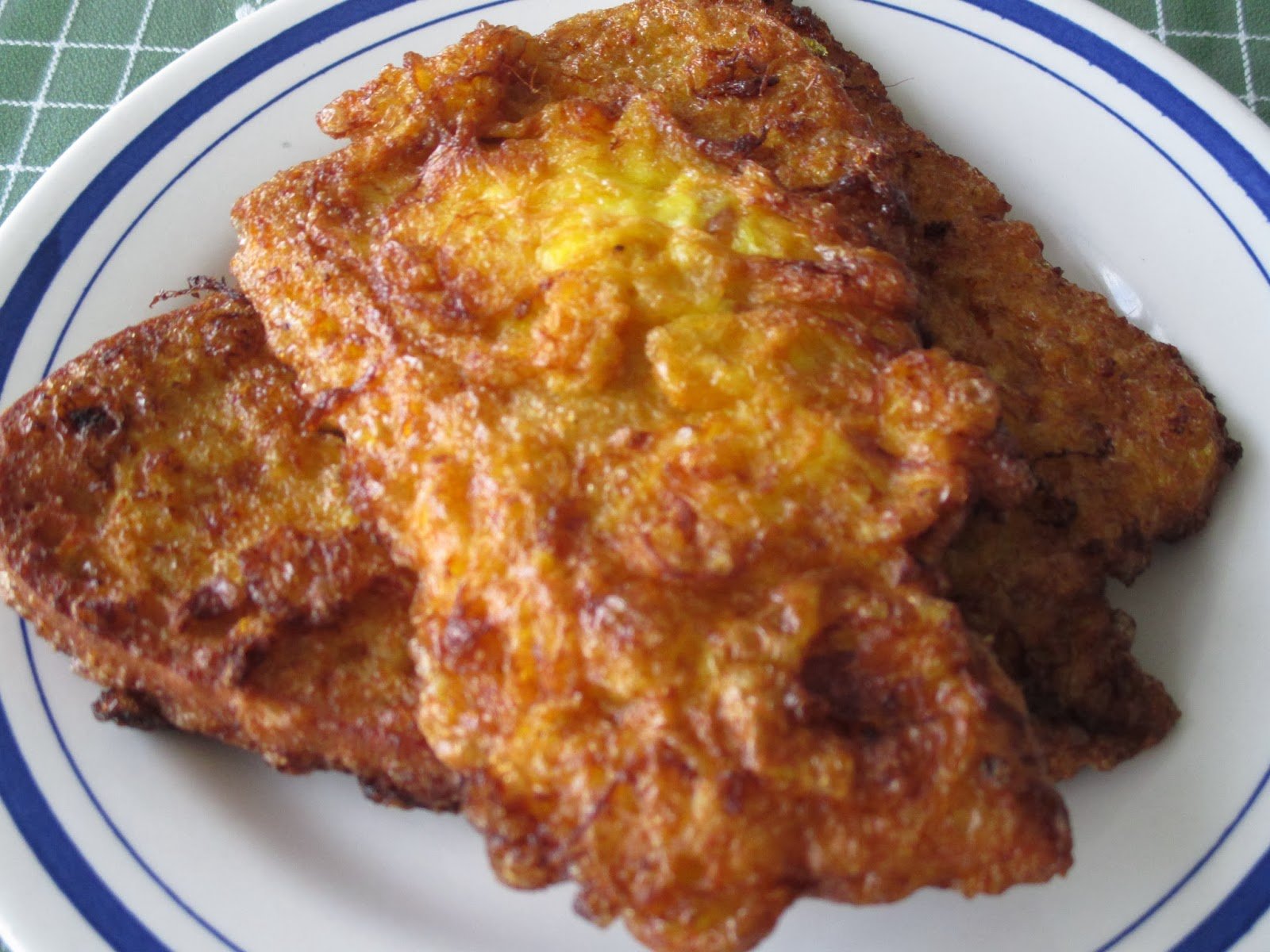 Fatias de ovo e café de cafeteira