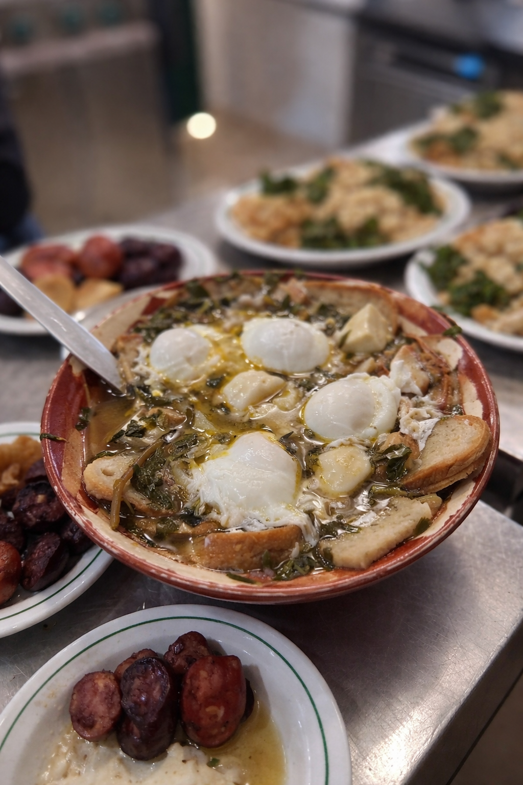 Açorda de Beldroegas com Queijo de Cabra e Enchidos