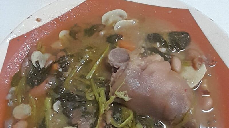 Feijoada à Moda Antiga com Pezinhos de Porco