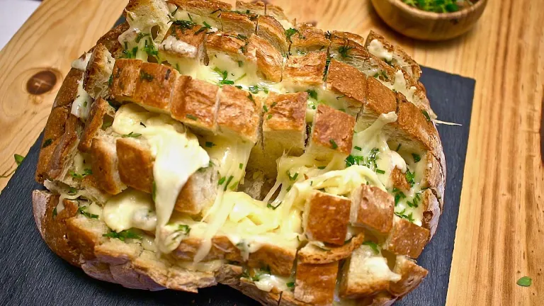 Pão Alentejano com queijo derretido